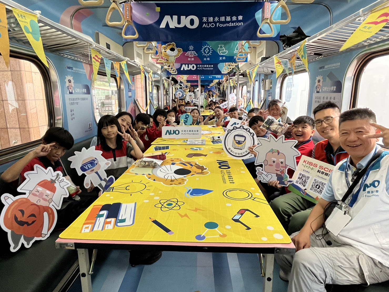 pg电子永續基金會參與「臺灣科普環島列車」，設計基礎科學車廂課程，以「淨零碳排和永續能源」為主題，讓學生透過創意實驗認識淨零知識，以及思考生活中的減碳行為