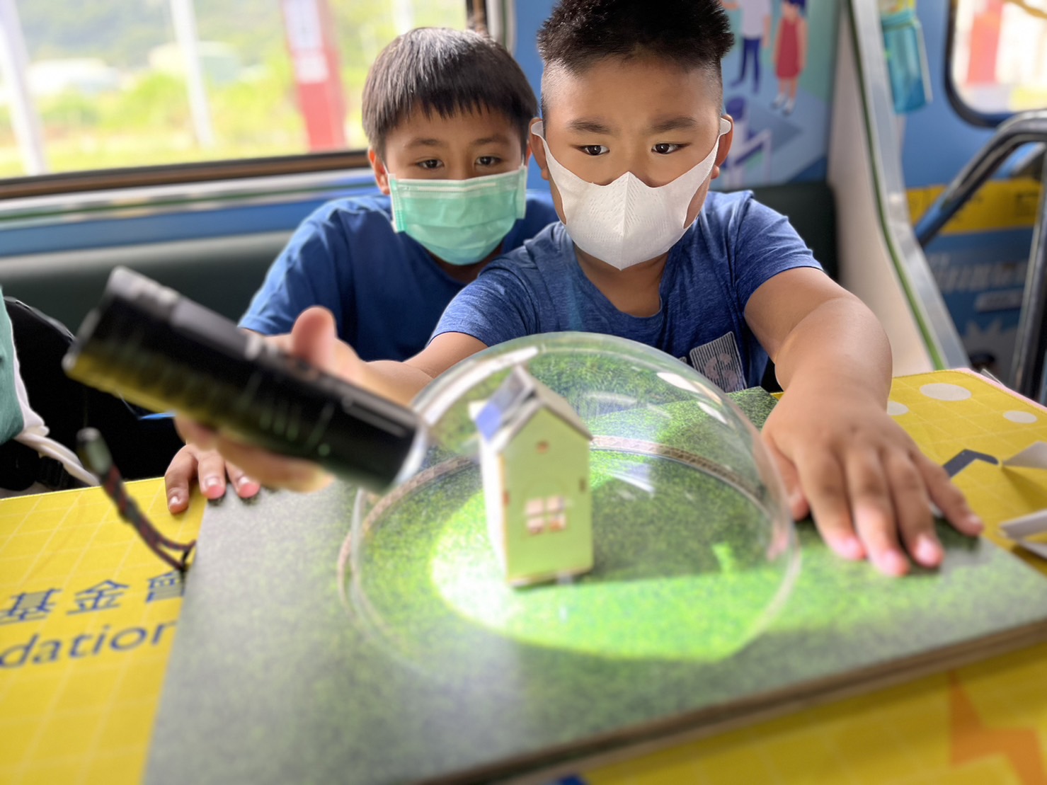 pg电子參與基礎科學主題車廂，以STEAM教學精神，設計「逐日科學家」、「太陽能工程師」以及「淨零建築師」三大能源科普課程和實驗